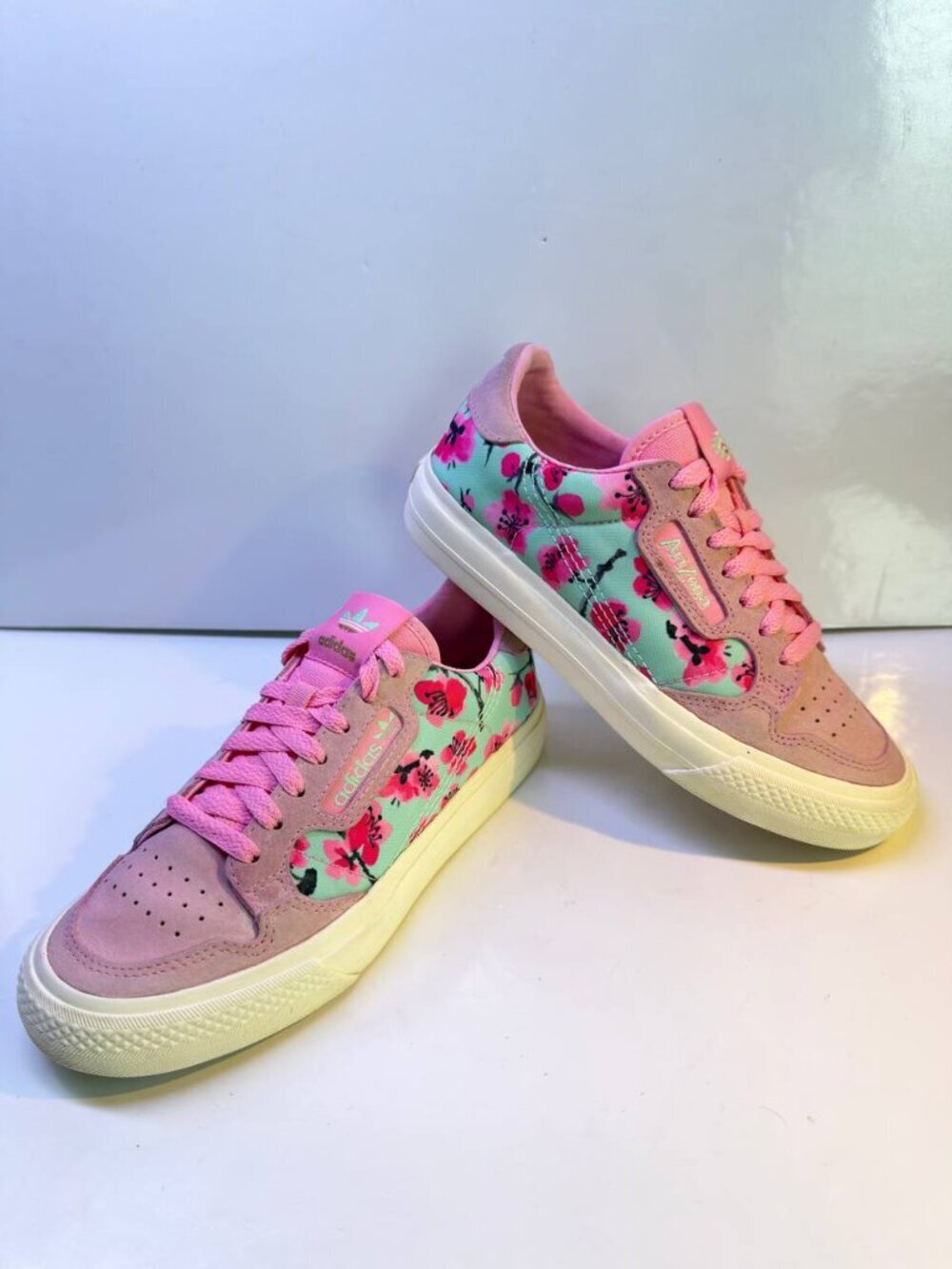 Adidas x AriZona Floral Sneakers – Women’s US 6